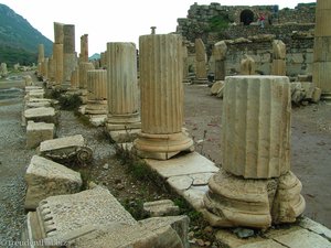 Säulen in der Ausgrabungsstätte von Ephesos