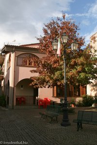 Dorfplatz im Zentrum von Meana Sardo