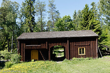 Ivars Farm von 1760, Einganghaus mit Stallungen