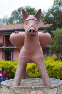getöpferter Esel auf dem Dorfplatz von Ráquira