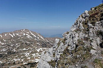 Blick über die Westflanke des Mattstocks zur Aussichtskanzel Speer