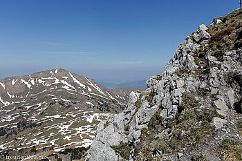 Blick über die Westflanke des Mattstocks zur Aussichtskanzel Speer