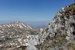 Blick über die Westflanke des Mattstocks zur Aussichtskanzel Speer