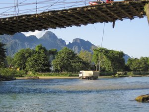 LKW unter der Mautbrücke bei Vang Vieng