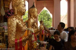 Beim Phra Pathom Chedi wird viel Blattgold verteilt.