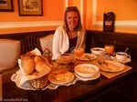 Anne beim Schlemmen im Café Wedel