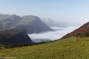 Nebeldecke über dem Vierwaldstättersee und Schwyz