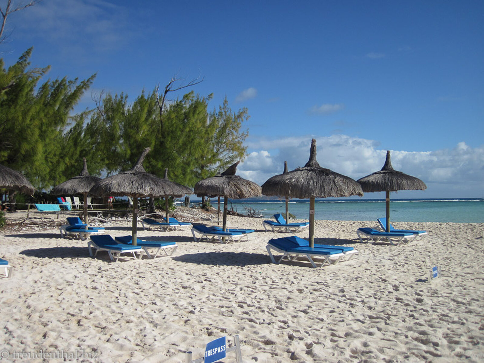 Sonnenschirme am Strand auf der Îlot Gabriel nördlich von Mauritius