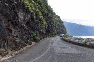eine der letzten engen Küstenstraßen auf Madeira
