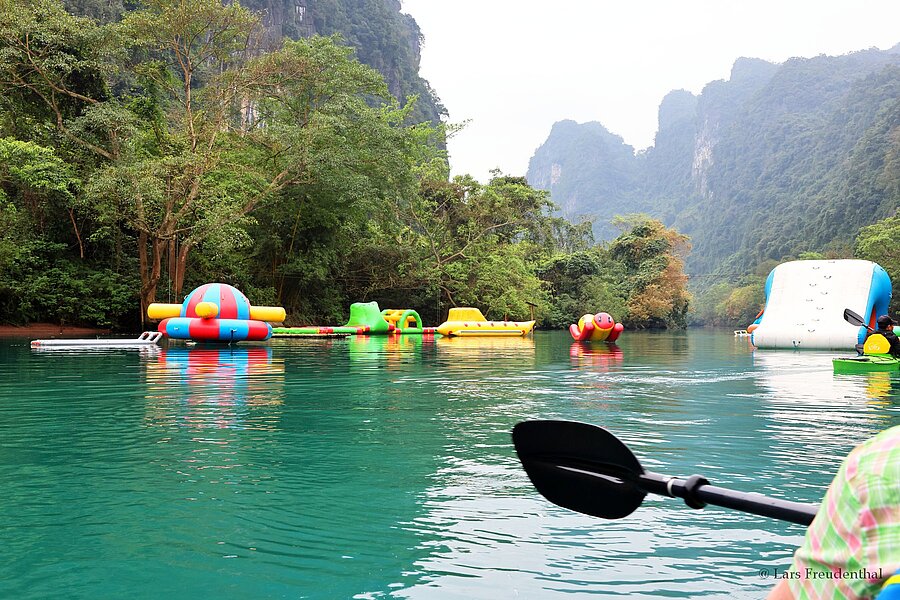 Buntes Wasserspielzeug nahe der Dark Cave