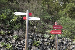 Wanderschilder bei Monte de Luna