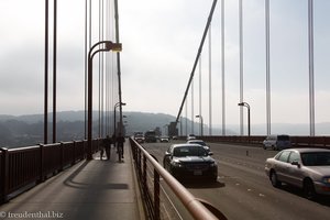 wenig Verkehr auf der sechsspurigen Golden Gate Bridge