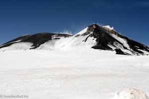 Sicht über die tief verschneite Gipfelregion