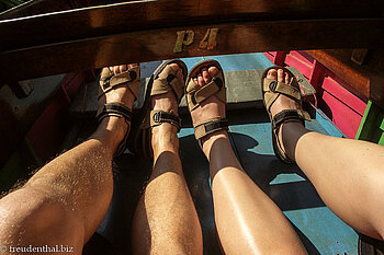 Beine ausstrecken auf dem Longtailboat.