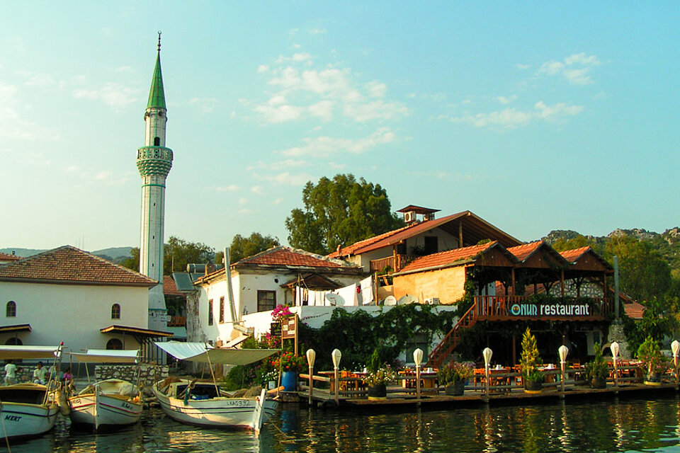Restaurants und Moschee bei Kaleücagiz, Türkei
