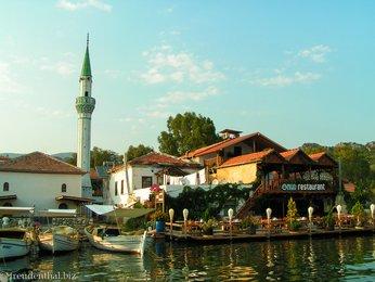 Restaurants und Moschee bei Kaleücagiz