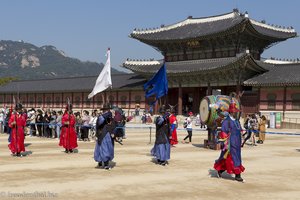 Zeremonie zur Öffnung der Tore beim Gyeongbokgung