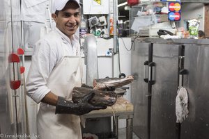 netter Verkäufer beim Fischmarkt des Mercado de Paloquemao in Bogota