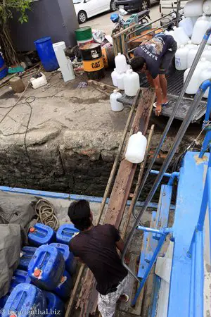 Das Trinkwasser wird in solchen Kanistern nach Yao Yai gebracht.