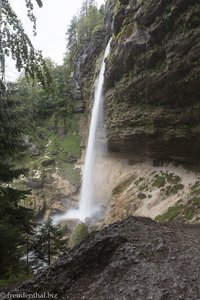 Eine Felsengalerie hinterm Wasserfall