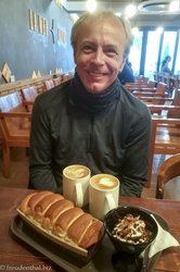 Lars beim Frühstück im Café »La Mer Bleue«