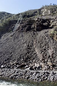 Erdrutsch über die alte Straße in den Nationalpark