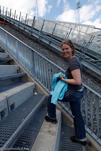 Anne klettert auf die steile Schanze des Holmenkollen