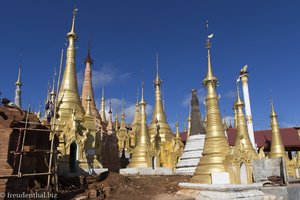 Baustellen und goldener Prunkt des In-Dein-Pagodenwalds