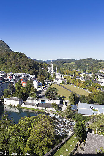 Ausblick auf die Sanktuarien vom Château Fort de Lourdes