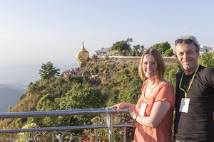 Anne und Lars beim Goldenen Felsen von Kyaiktiyo