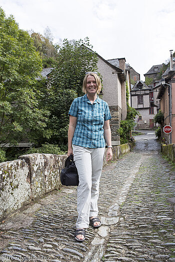 Anne auf der Pont romain bei Conques