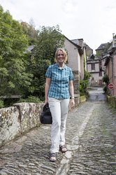 Anne auf der Pont romain bei Conques