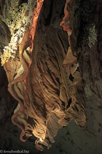bizarre Tropfsteingebilde in der Coral Cave im Khao Sok Nationalpark