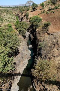 Blick von der Hängebrücke in das tiefe Tal des Alata