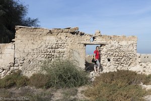 Anne in der Geisterstadt Al Jazirah Al Hamra