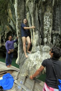 Lars auf einem hoffentlich stabilen Stalaktiten von Koh Hong