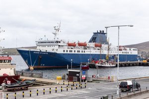 Fähre im Hafen von Lerwick - Shetlandinseln
