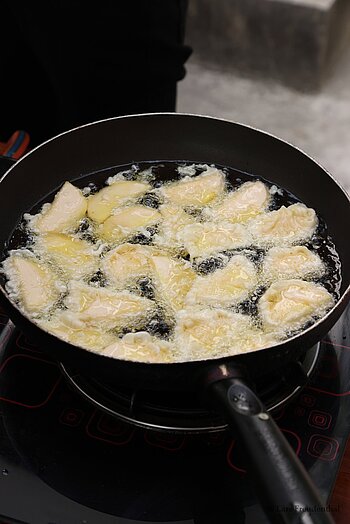 gefüllte Teigtaschen bei einem Hof in Gia Van, Ninh Binh