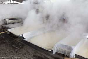 Die dampfende Zuckersuppe in der Panela-Fabrik bei San Agustín.