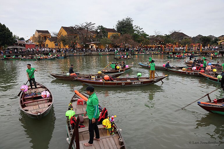 Laternenboote auf dem Fluss Thu Bồn bei Hội An