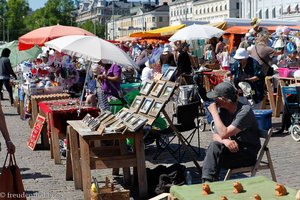 Souvenir- und Krimskrams-Verkäufer auf dem Kaupatori in Helsinki