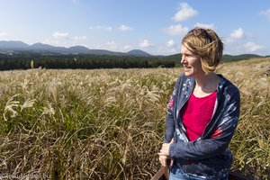 Anne und das Silbergras beim Sangumburi Krater