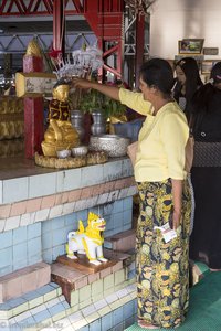 Burmesen beim buddhistischen Wasser-Ritual