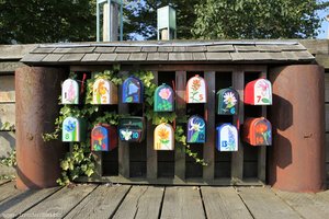bunte Briefkästen für die Hausboote auf Granville Island - Vancouver