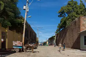 Über Kopfsteinpflaster rumpelt das Auto durch Trinidad