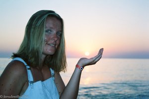 Annette mit Sonne in der Hand in der Türkei