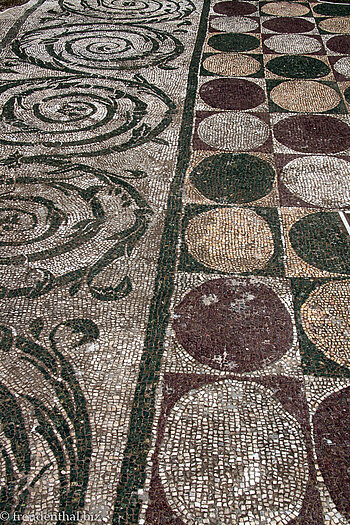 mit solchen Mosaiken war einst der ganze Badebereich ausgestattet
