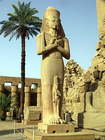 Die Statue des Ramses II. im Karnak-Tempel.
