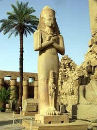 Die Statue des Ramses II. im Karnak-Tempel.