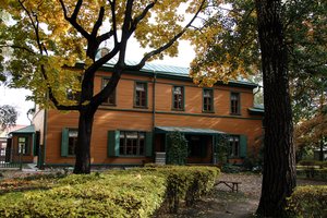 Blick vom kleinen Park auf das Wohnhaus des Tolstoi.